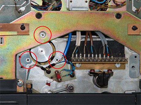 Drei Schrauben des Capstanmotors von vorne herausdrehen.