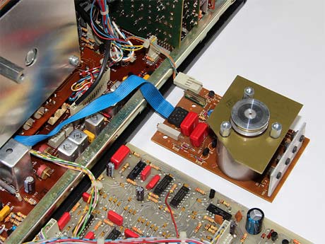 2. Verkabelte Tonmotoreinheit und die gelöste Logikplatine hinter der Maschine ablegen.