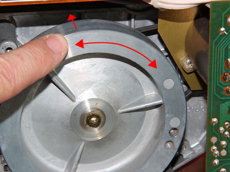 Die Riemenposition auf dem Motorritzel kann durch Verschieben des Riemens auf der Schwungmasse nachjustiert werden. Dabei die Schwungmasse langsam drehen und nicht herausziehen.